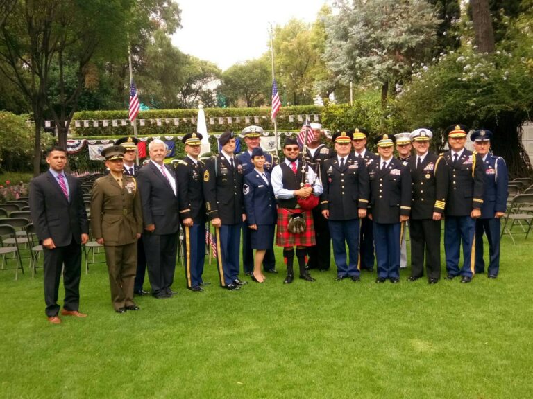 Members of the military and the public gathered at Mexico City National Cemetery to commemorate Memorial Day 2017. Image courtesy of Victor Manuel Serrano.