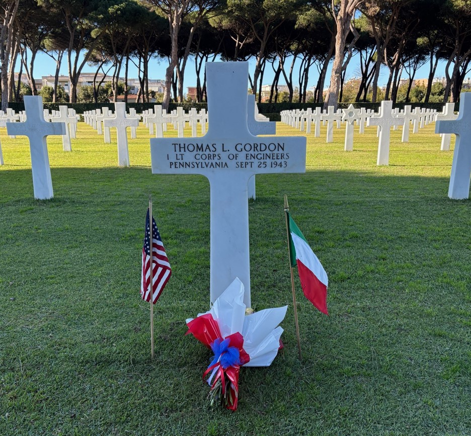 Picture of the headstone of 1st Lt. Thomas L. Gordon at Sicily-Rome American Cemetery. Credits: American Battle Monuments Commission.